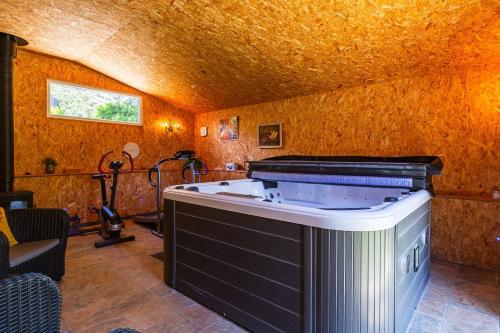 Villa Montplaisir 180m² - Jacuzzi in Charmes Sur Rhone