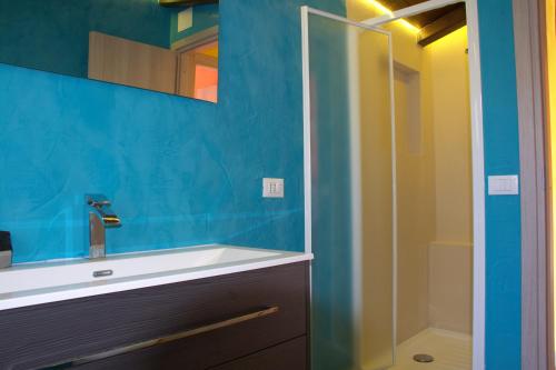 Bathroom, VILLA IL CICLAMINO - relaxing detached 70m2 house with 300m2 outdoor, in-ground big pool for exclusi in Riano