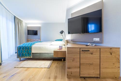 1 king bed, 1 sofa bed