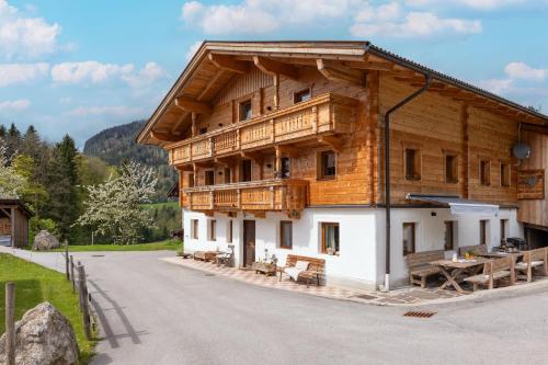 Ferienhaus Paulnhof Erl - Alpenglück für Gruppen, Freunde & Teams in Erlerberg, Österreich