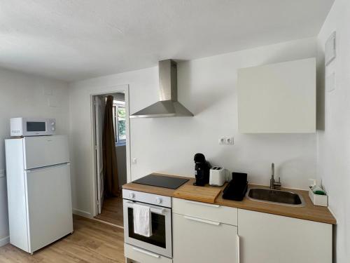 dapur, Modern 2-Bedroom Apt at Villa near the coast in La Sierrezuela