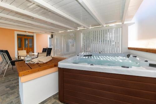 Karstais baseins, Hidden Paradise Retreat by Belmont Realty in Sestrunj