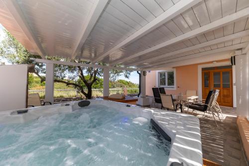 Karstais baseins, Hidden Paradise Retreat by Belmont Realty in Sestrunj