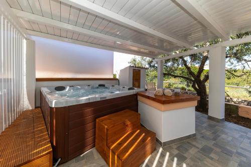 Karstais baseins, Hidden Paradise Retreat by Belmont Realty in Sestrunj