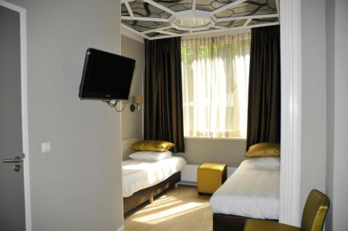 Classic Quadruple Room image 2
