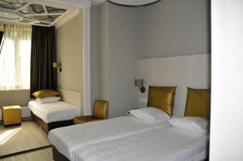Classic Quadruple Room image 3