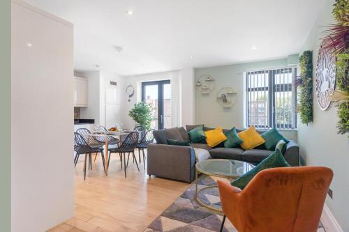 2 Bedroom, 2 Bathroom Apartment with Balcony in Hoxton, Zone 1, Sleeps 6, Londra