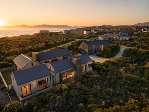 Cast Away at Romansbaai - Salted Fynbos Staying in Birkenhead