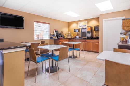 Days Inn by Wyndham Trenton - image 7