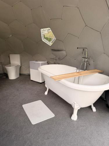 Bathroom, Dome & Spa - Les Cabanes De La Saye in Cavignac