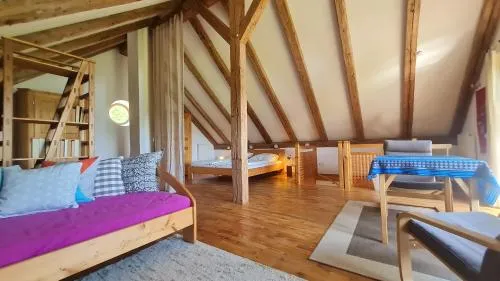 Helles Landhaus auf Waldlichtung in Dießen am Ammersee, Deutschland