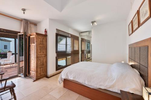 Villa by the beach 5 bedrooms 4