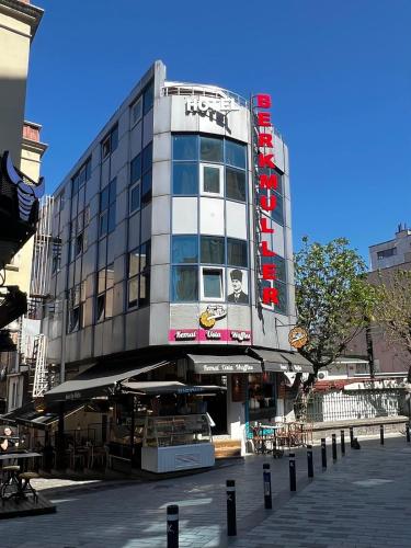 BERKMULLER Host, Istanbul