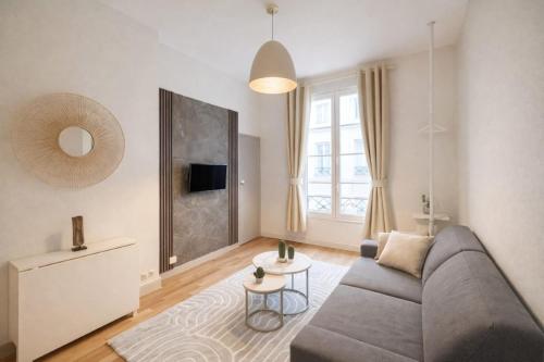 Champs-Elysees stunning family flat - image 13