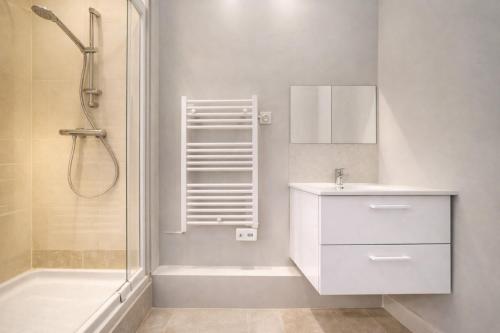 Champs-Elysees stunning family flat - image 2