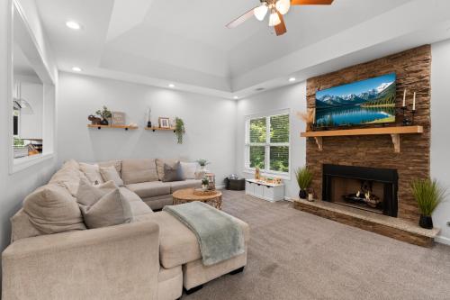 3BR Modern Home Near LakePoint KSU Lakes Trails - image 5