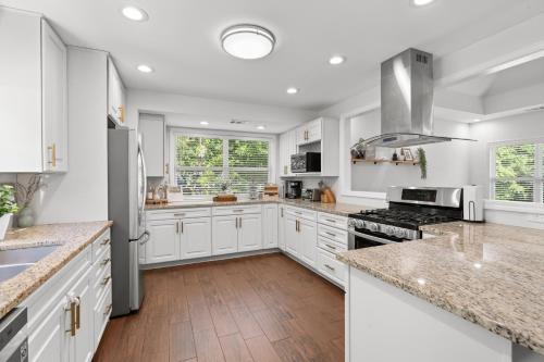 3BR Modern Home Near LakePoint KSU Lakes Trails - image 14