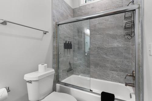 3BR Modern Home Near LakePoint KSU Lakes Trails - image 6