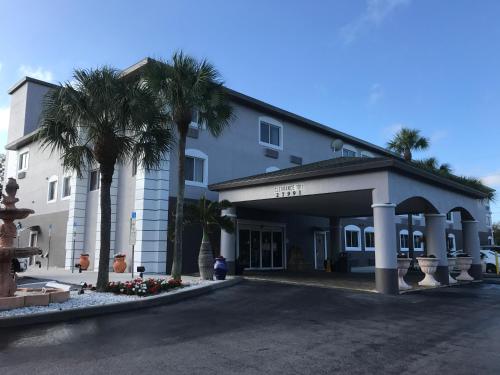 Entrance, Days Inn & Suites by Wyndham Bonita Springs North Naples in Bonita Springs (FL)