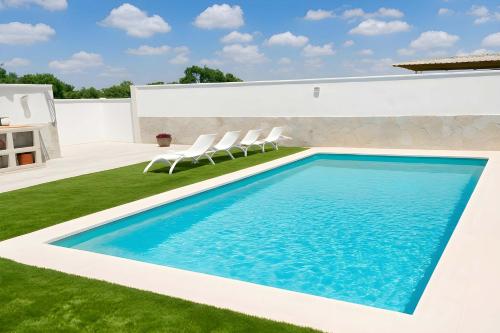 Casa con piscina privada zona de barbacoa y porche estilo bar ideal para relajarse y disfrutar al aire libre gîte à louer Dehesa Montenmedio Golf & Country Club