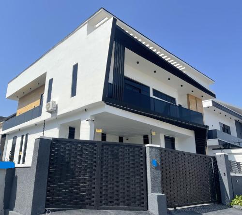 Luxury 5 BR Villa with PoolCinema Lekki - image 4