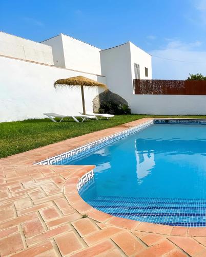 Chalet con piscina privada no aceptamos grupos de jovenes