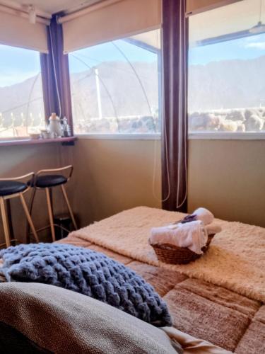 " Petit Box" Habitación Boutique de Diseñador con baño privado en Montaña - Cocheras- Vistas Panorámicas a la Montaña- Sobre Ruta 82 Camino a las Termas de Cacheuta, Alta Montaña , Chile - Experiencia en un contenedor