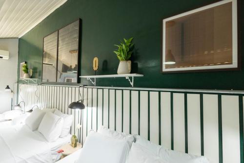 1 double bed, 2 twin beds