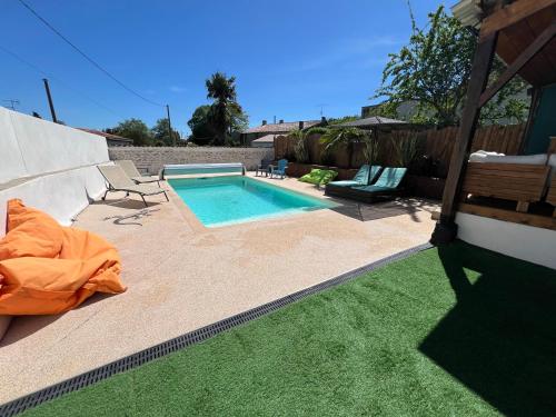 Villa 270 m2 piscine chauffée SPA salle de cinéma 12 pers proche mer (Villa 270 m2 piscine chauffee SPA salle de cinema 12 pers proche mer) in Lussant
