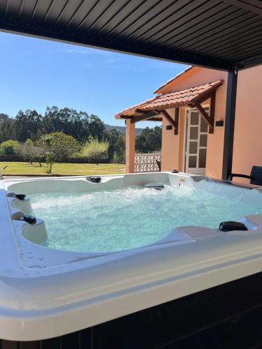 Casa con jardín y Jacuzzi en Abegondo, A Coruña (Casa con jardin y Jacuzzi en Abegondo, A Coruna) in Abegondo