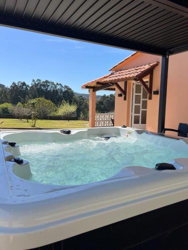Casa con jardín y Jacuzzi en Abegondo, A Coruña (Casa con jardin y Jacuzzi en Abegondo, A Coruna) in Abegondo