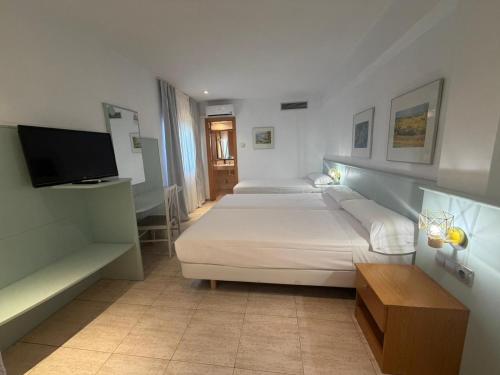 3 twin beds