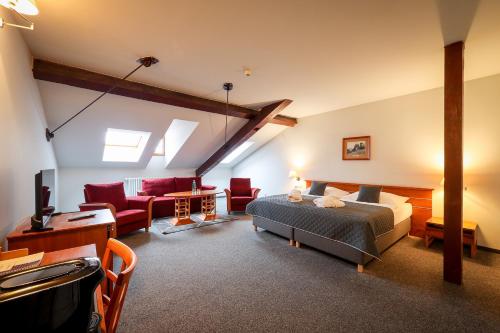 2 twin beds, 1 sofa bed