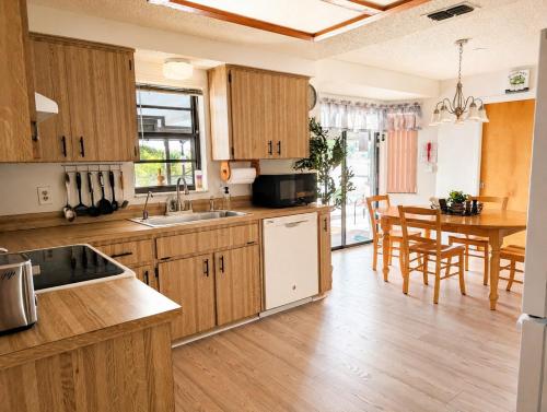Konyha, Private Home in Spring Hill with Heated Saltwater Pool in Spring Hill (Florida)