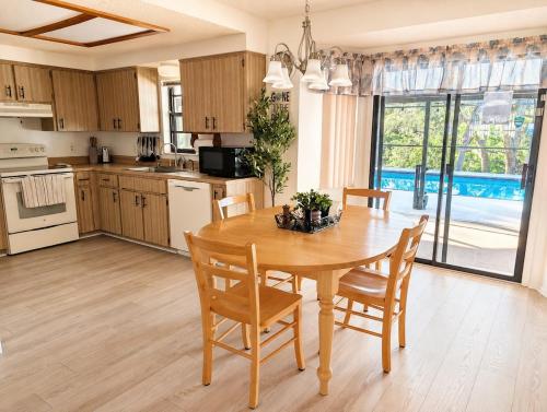 Konyha, Private Home in Spring Hill with Heated Saltwater Pool in Spring Hill (Florida)