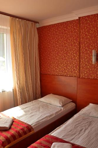 2 twin beds, 1 sofa bed
