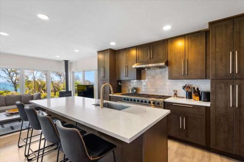 Ocean-View Haven w Sauna Hot Tub & Fire Pit in Gualala (CA)