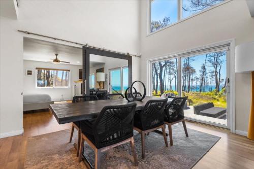 Ocean-View Haven w Sauna Hot Tub & Fire Pit in Gualala (CA)