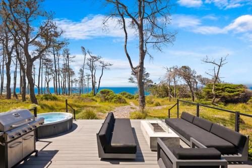 Ocean-View Haven w Sauna Hot Tub & Fire Pit in Gualala (CA)