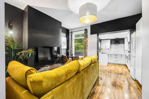 3 BR Home Close to MCR City Centre, Manchester