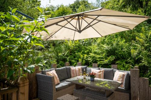 Balkons/terase, Rural Woodland Lodge with Log Fire & Sunny Deck in Strete