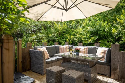 Iekārtas, Rural Woodland Lodge with Log Fire & Sunny Deck in Strete
