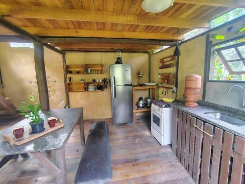 keuken, Chalé na mata, prox de cachoeira e praias (Chale na mata, prox de cachoeira e praias) in Barra Grande