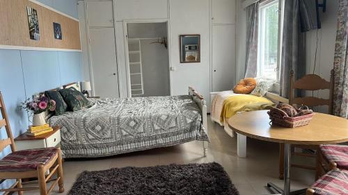 Guestroom, Huoneisto entisessa Honkolan kylakoulussa in Jaamala