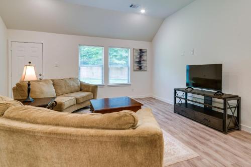 Piney Woods Escape! Magnolia Home w/ Lake Access in Magnolia (TX)