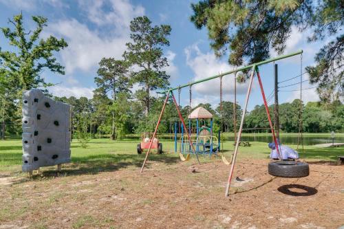 Piney Woods Escape! Magnolia Home w/ Lake Access in Magnolia (TX)