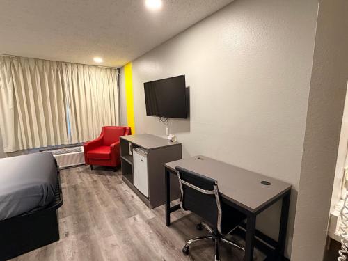 Super 8 by Wyndham Macomb - image 38