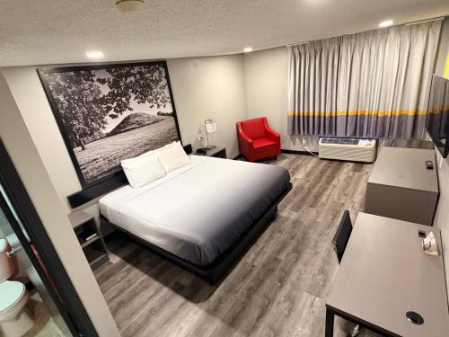 Super 8 by Wyndham Macomb - image 33