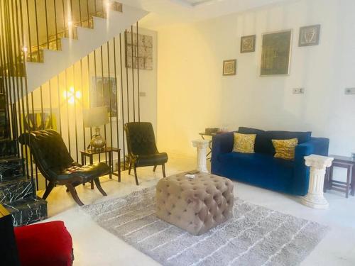 Sleek, contemporary 3-bed home with scenic views in Islamabad galvaspilsēta