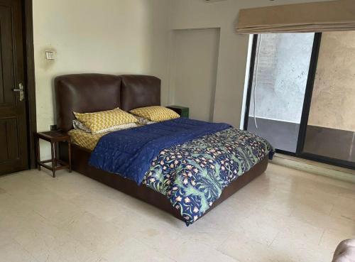 Sleek, contemporary 3-bed home with scenic views in Islamabad galvaspilsēta